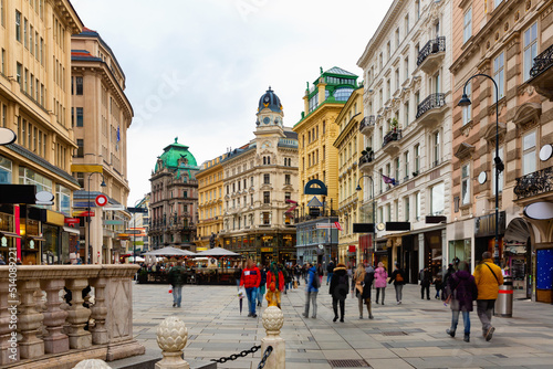 Foto Winter street at daytime in Vienna, Austria. Capital city street.