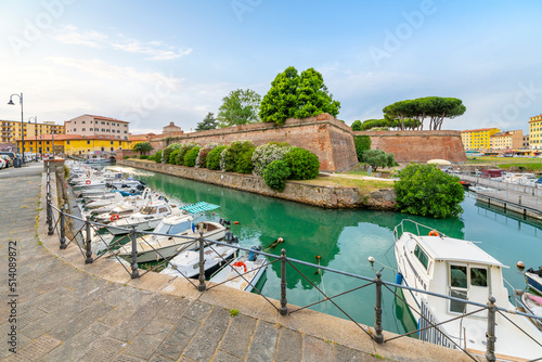 Obraz na plátne Boats line the crowded canals of the Venezia Nuova area next to the New Fortress at the seafront Tuscan city of Livorno, Italy