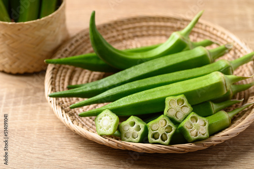 Foto Green okra or ladies fingers (Edible green seed pods), Organic vegetables from l