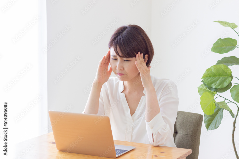 パソコンを使う若い女性
