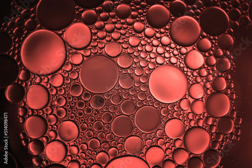 Schilderij op canvas Oil droplets on water surface to created pattern and  bubbles on red  background