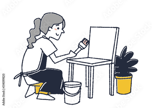 椅子にペンキを塗りリノベーションする女性　DIYで住居や家具をきれいに修繕する人々