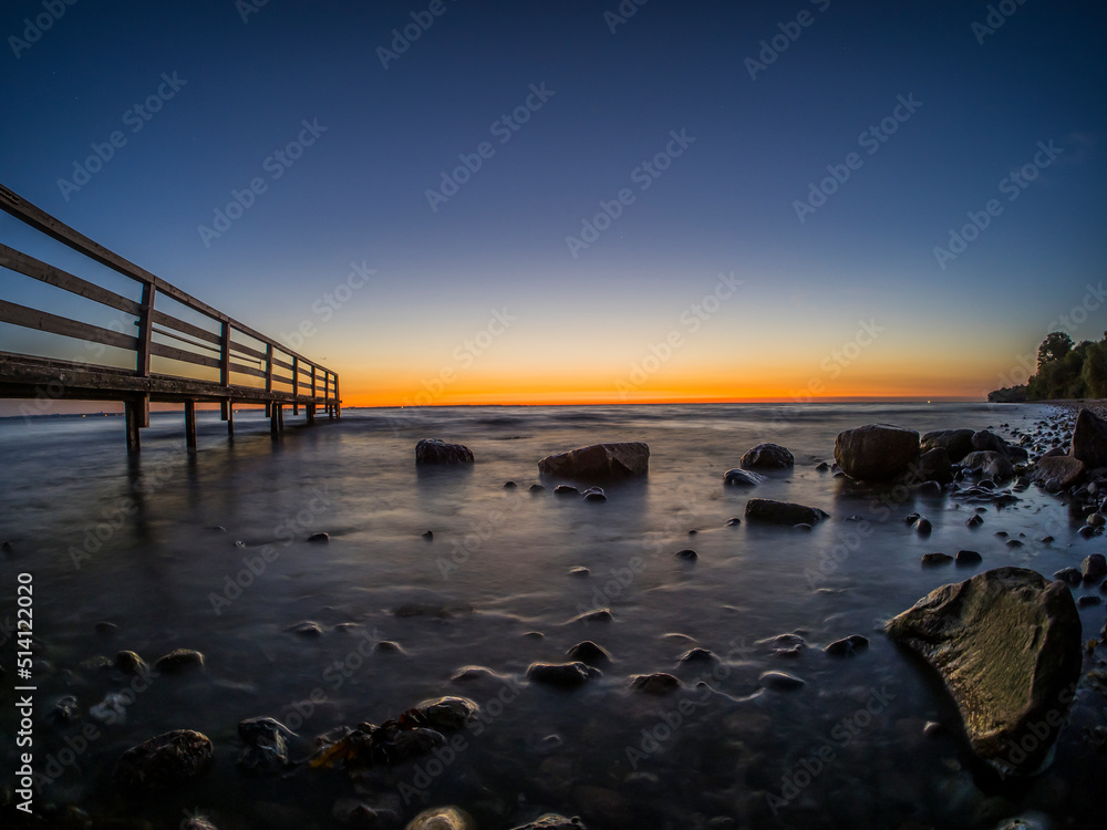 Steg am Strand bei Sonnenaufgang Steg am Strand bei Sonnenaufgang