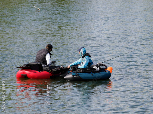 pêcheurs sur un lac à la Base de loisirs de Verneuil sur Seine dans les Yvelines en France
