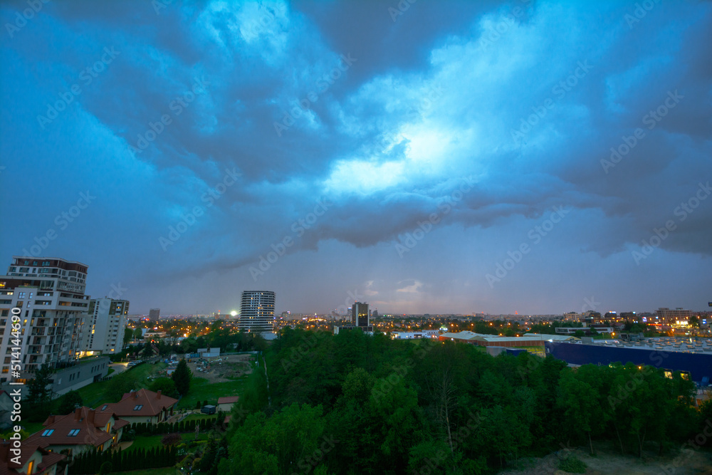 Fototapeta premium Magic in the sky over the evening city