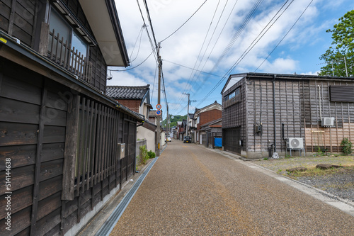 Wallpaper Mural 【新潟県出雲崎町】4kimに及ぶ出雲崎町の妻入りの街並みは今も大切に保存されている。 Torontodigital.ca