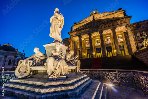Fotografie, Obraz Monumento a Schiller frente al Konzerthaus  y Deutscher Dom (Catedral Alemana)