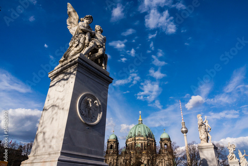 Catedral de Berlín y esculturas sobre el rio Spree,Berlin,Alemania, europe photo