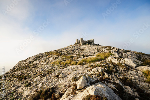 cima de la Mola de S'Esclop ,ruinas de la cabaña de piedra conocida como la caseta del francés donde habitó François Aragó, Estellencs, Mallorca, islas baleares, españa, europa