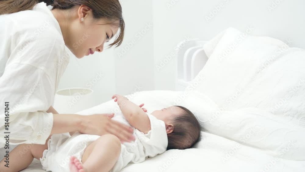 赤ちゃんを寝かしつける母親 赤ちゃんを寝かしつける母親