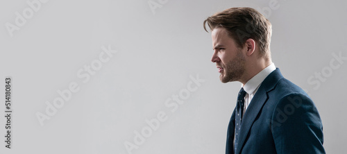Foto Angry business professional man stand sideway in anger grey background copy space, boss