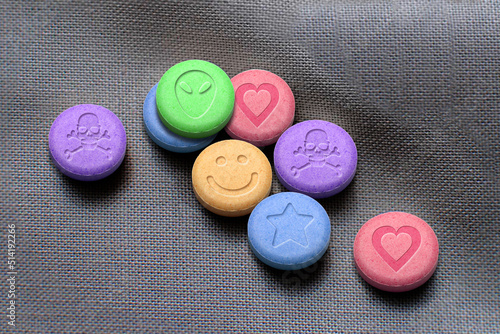 Fotografia MDMA or Ecstasy pills on white fabric background
