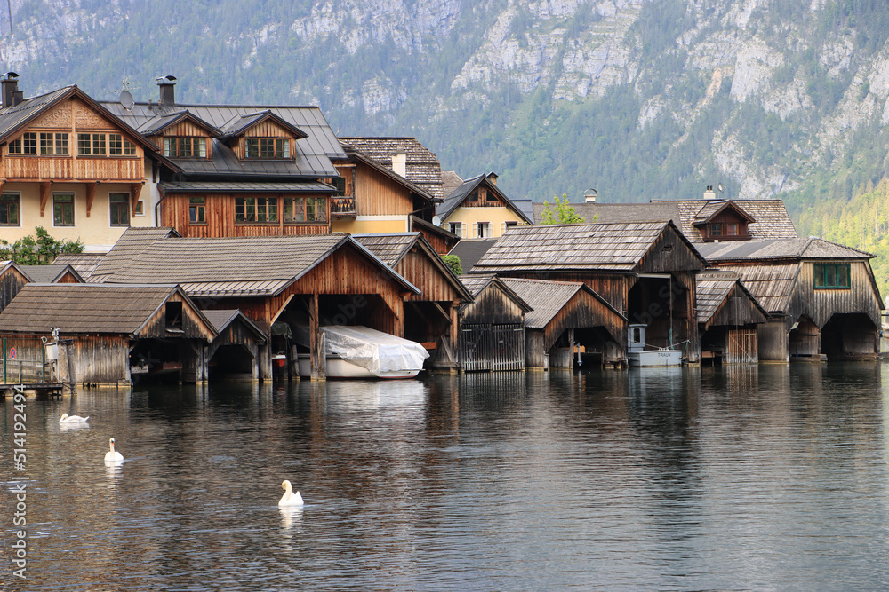 Romantisches Salzkammergut; Bootshäuser im Ortskern von Hallstatt