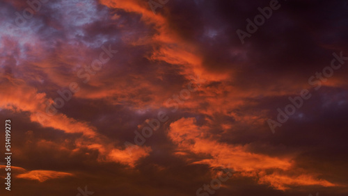 Ciel rougeoyant pendant un coucher de soleil, sous des nuages de haute altitude © Anthony