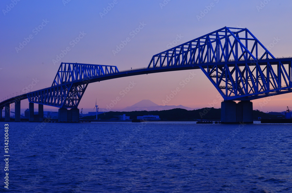 若洲海浜公園から見るマジックアワーの東京ゲートブリッジと富士山の夕景