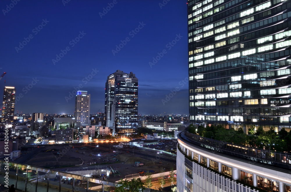 Fototapeta premium 大阪駅ノースゲートビルディング 風の広場のブルーアワーの夜景