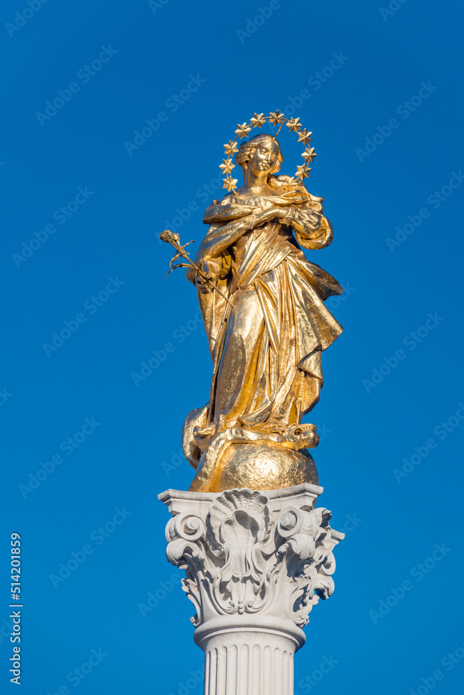Obraz premium Maribor, Slovenia - June 2, 2022: Close-up on Virgin Mary on Plague Column (Slovene: Kuzno znamenje), monument at Main Square (Glavni trg).
