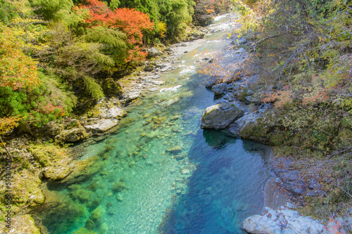 みたらい渓谷（奈良県吉野郡天川村）の紅葉 © 弘文 杉尾