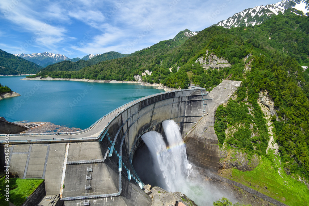 黒部ダムの放水