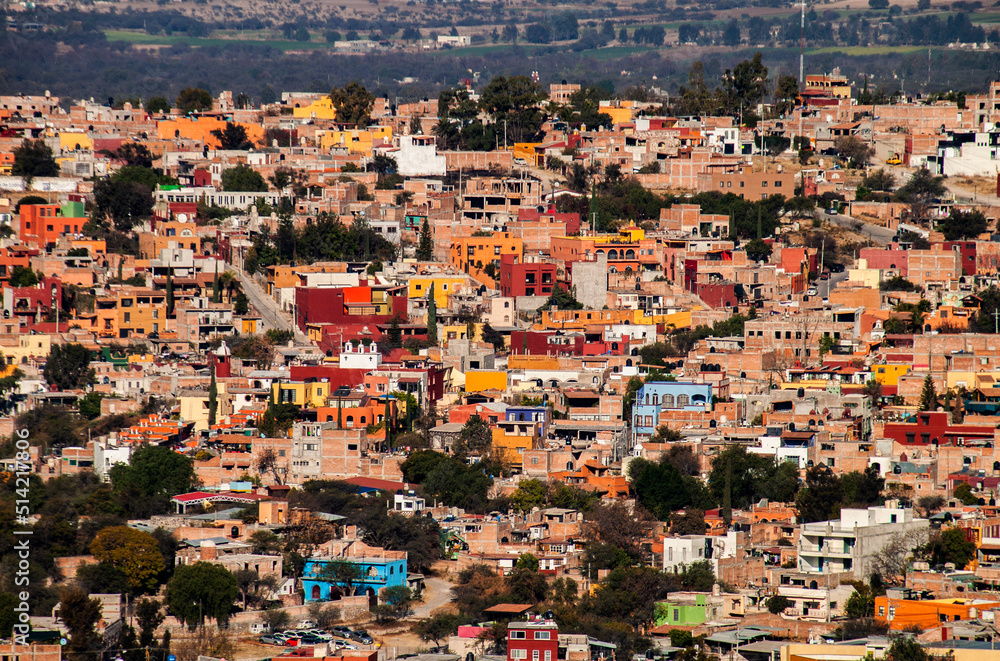 Obraz premium Panoramic urban landscape, the historical old town of San Miguel de Allende, Guanajuato, Mexico. Colorful, traditional colonial downtown neighborhood houses. Mexican architecture, rooftops, townscape.