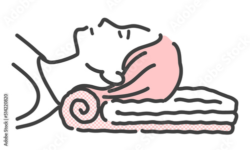 タオルを枕にして仰向けに寝ている若い女性
