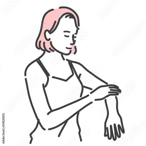 腕のケアをしている若い女性
