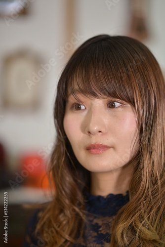 室内にて可愛らしい日本人女性のポートレート 