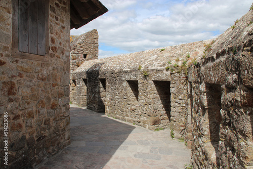 Fotografie rampart at mont-saint-michel in normandy (france)