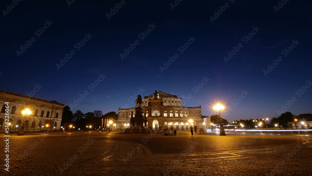 Dresden, Deutschland: Die malerische Semperoper bei Nacht