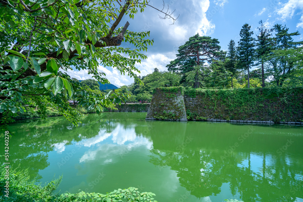 Naklejka premium 福島県の鶴ヶ城の石垣と堀