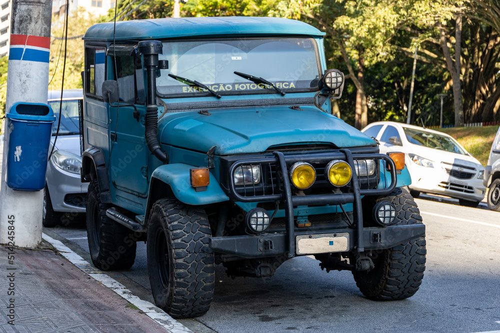 Off-road vehicle in dark blue with the inscription on the windshield in Portuguese 