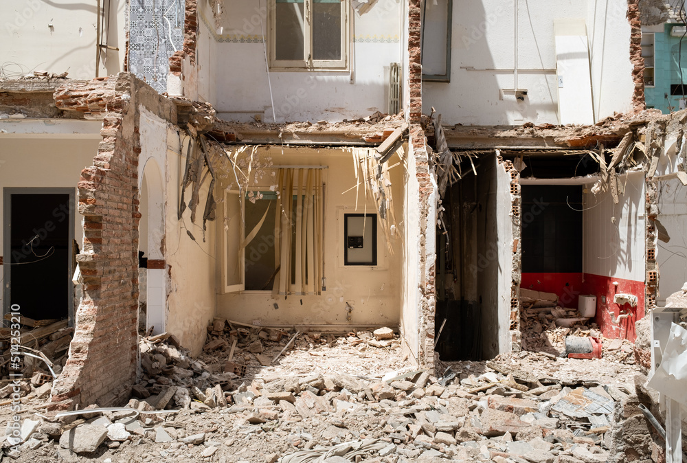  Demolition of old house reveals rooms on different floors, real estate speculation
