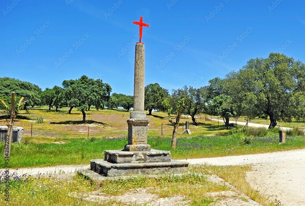 Cruz de granito en un cruce de caminos cerca de Carrascalejo en la Vía de la Plata, provincia de Badajoz, España. La Vía de la Plata es el nombre del Camino de Santiago entre Sevilla y Compostela.