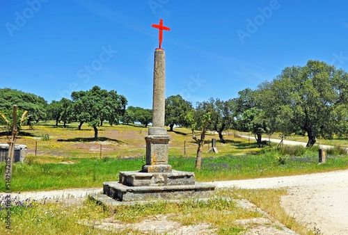 Cruz de granito en un cruce de caminos cerca de Carrascalejo en la Vía de la Plata, provincia de Badajoz, España. La Vía de la Plata es el nombre del Camino de Santiago entre Sevilla y Compostela.
