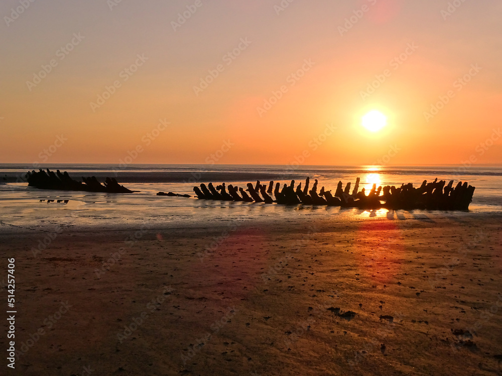 Naklejka premium Shipwreck in a Sunset.