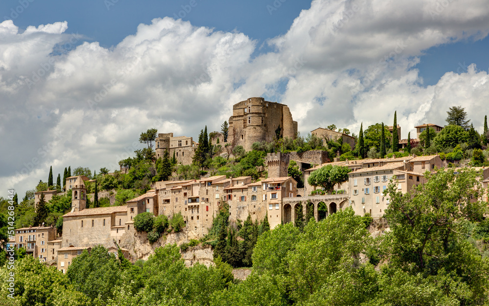 Vue du village de Montbrun-les-Bains dans la Drôme Provençale - région Auvergne Rhône Alpes