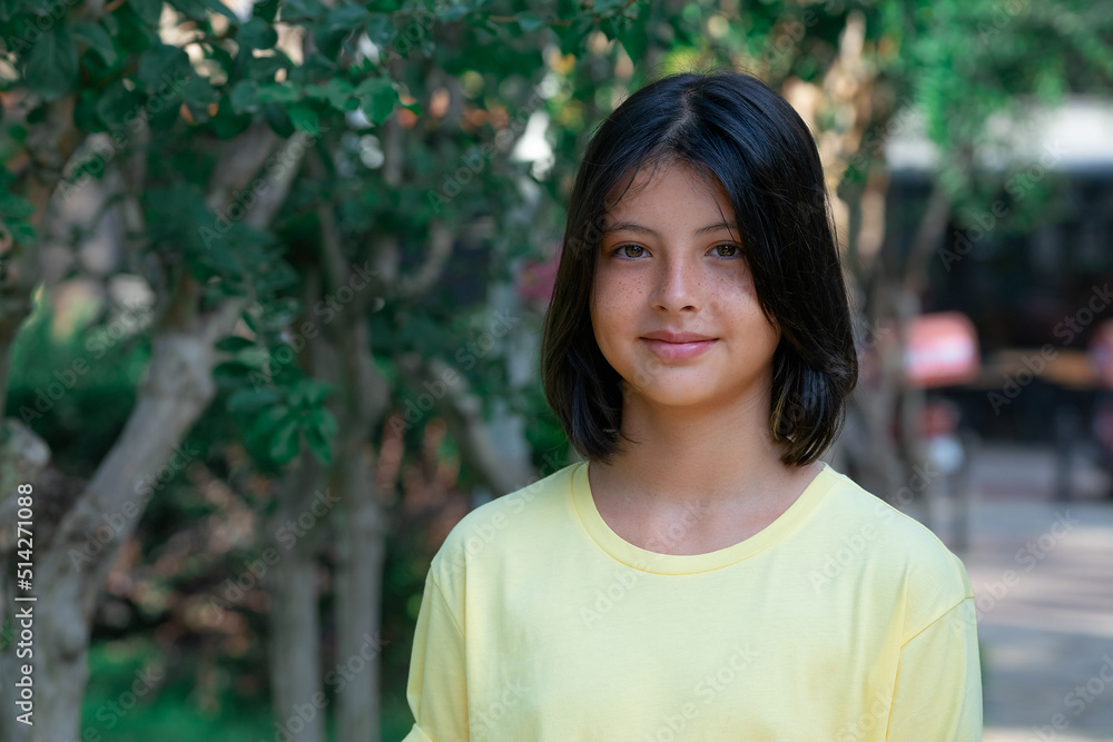 Portrait of a smiling girl in a city park. StockFoto Adobe Stock