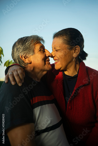 Retrato de pareja de esposos mirándose frente a frente con amor mientras sonríen  photo