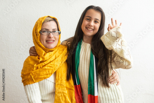 Foto Middle eastern family with traditional emirates dresses posing in a photographic studio - Concepts about lifestyle, happiness and family relationship in the UAE