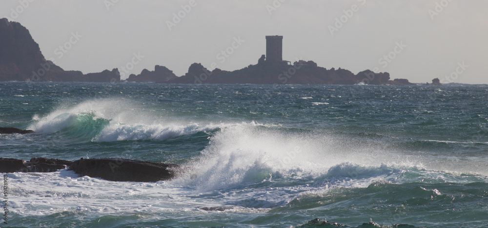 L'île d'Or est un petit îlot rocheux se trouvant à environ 200 mètres du rivage, sur la commune de Saint-Raphaël.Au milieu de l'île d'Or se dresse une tour sarrasine. 