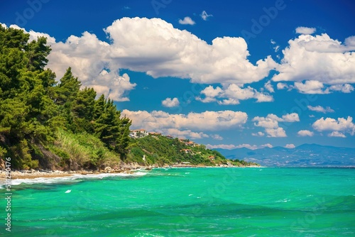 Fototapeta Naklejka Na Ścianę i Meble -  Widok morza chmur i wysokiego lesistego nabrzeża w słoneczny dzień w Grecji