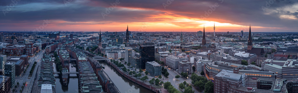 Panorama auf Hamburg bei Sonnenuntergang