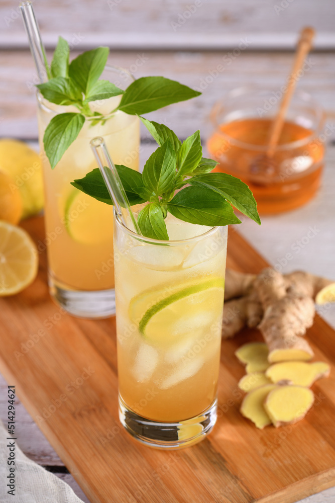 Fototapeta premium Incredible lavender lemonade. It's sweetened and flavored with homemade lavender honey syrup to make it healthier and tastier. Refreshing organic non-alcohol cocktail.