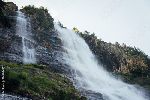 La cascade de la Fare    Vaujany. Une cascade de montagne. Une cascade dans les Alpes. Une chute d eau avec des falaises.