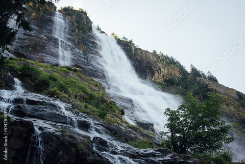 La cascade de la Fare    Vaujany. Une cascade de montagne. Une cascade dans les Alpes.