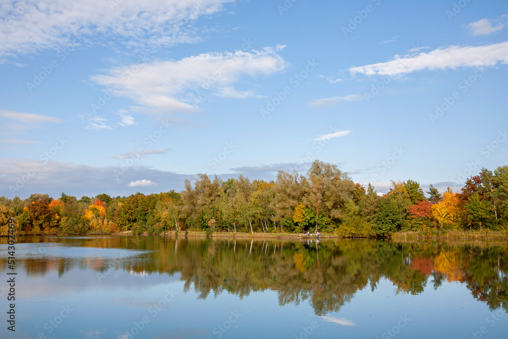 Spiegelung in einem kleinen See, Herbst Spiegelung in einem kleinen See, Herbst