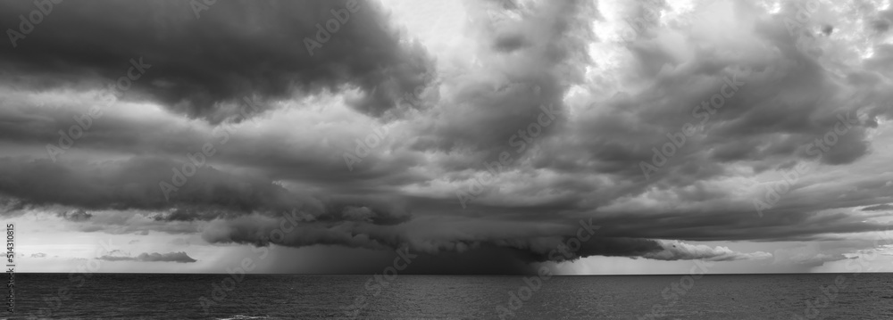 chmura burza nad morzem czarne chmury armagedon black white - obrazy, fototapety, plakaty 