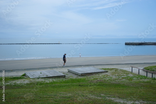 海岸を歩く人々