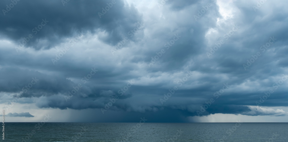burza nad morzem chmura duża - obrazy, fototapety, plakaty 