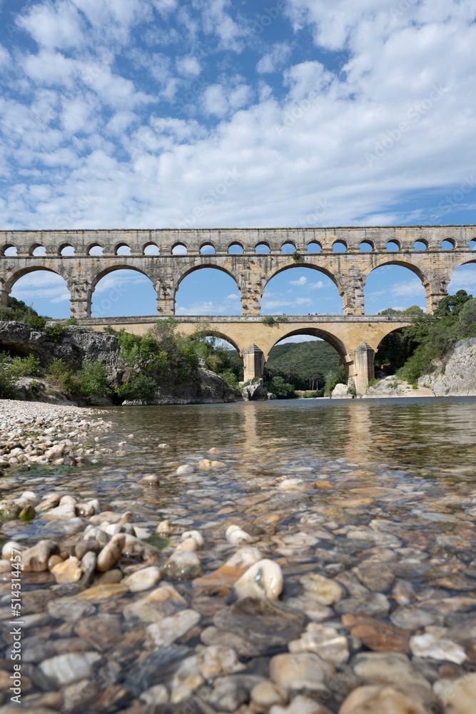 pont du Gard et son reflet dans l'eau